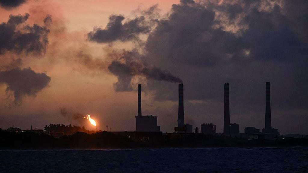 Aunque concentra la mayor cantidad de reservas probadas del planeta, el petróleo venezolano es pesado, costoso de procesar y depende de inversiones millonarias para volver a niveles históricos de producción.