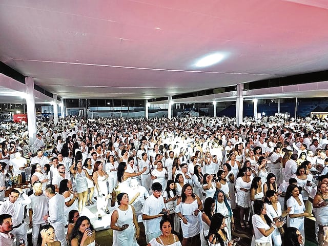 Participantes -junto a sus familiares- reciben instrucciones antes de la competencia.