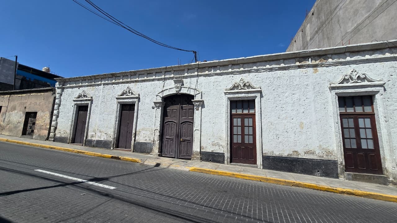 Casonas de estilos únicos en la calle Tristán, cerca a 7 Esquinas, en Arequipa. (Foto: Yunsu Pariapaza/@photo.gec)