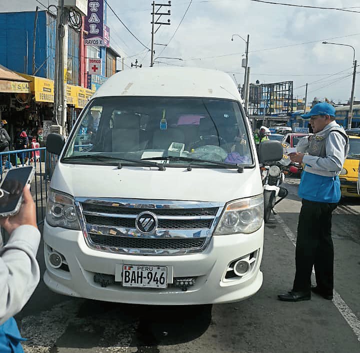 Intervención a vehículo informal en plataforma Andrés Avelino Cáceres. Foto: Municipalidad de Arequipa