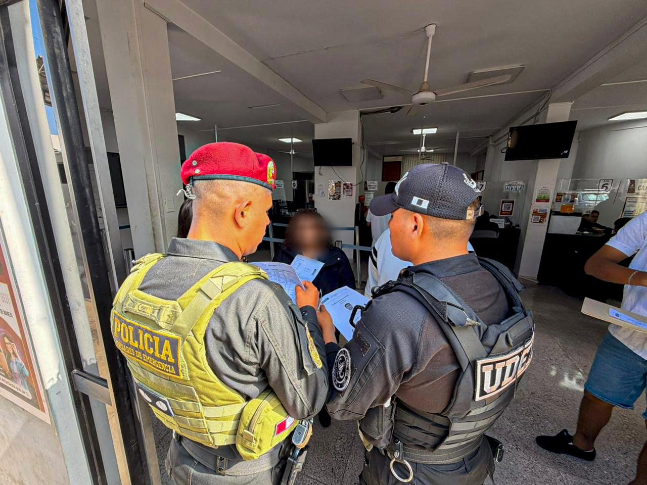 Policía fue convocada hasta la Dirección de Transportes. (Foto: Difusión)