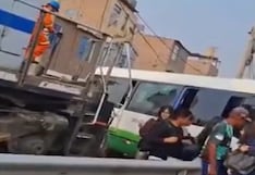 Ate: Cúster invadió línea férrea y se salva de ser impactada por tren