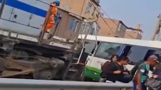 Ate: Cúster invadió línea férrea y se salva de ser impactada por tren