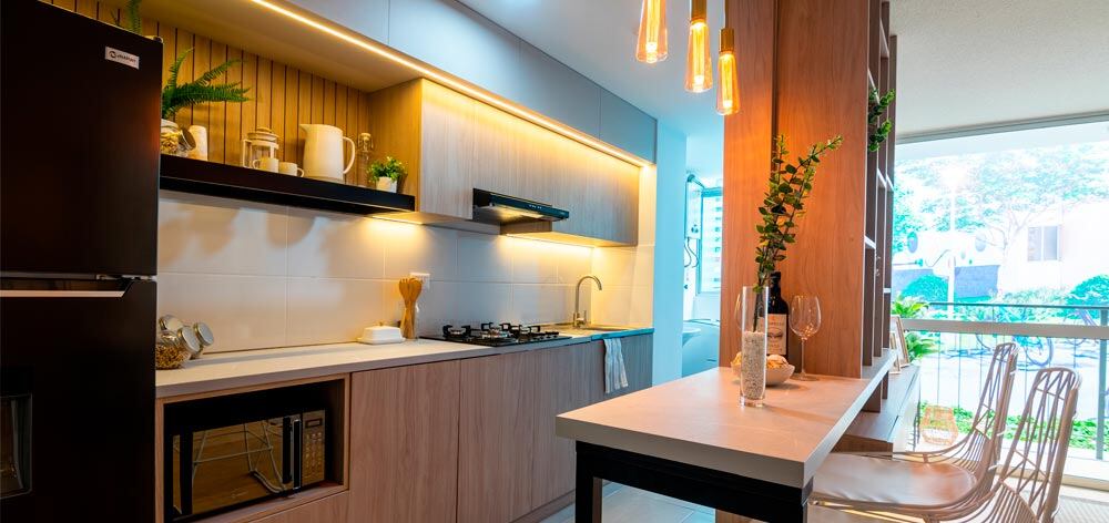 Descubre cómo aplicar prácticas sostenibles en el hogar puede reducir el consumo energético, optimizar recursos y mejorar la eficiencia de tu vivienda, todo mientras contribuyes al cuidado del medio ambiente.