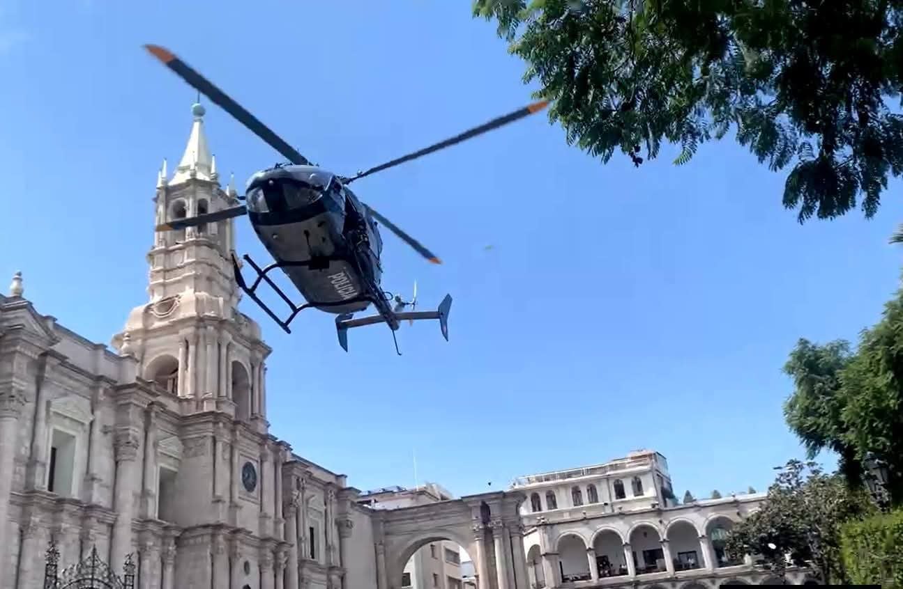 Helicóptero policial aterriza en la Plaza de Armas de Arequipa y genera sorpresa