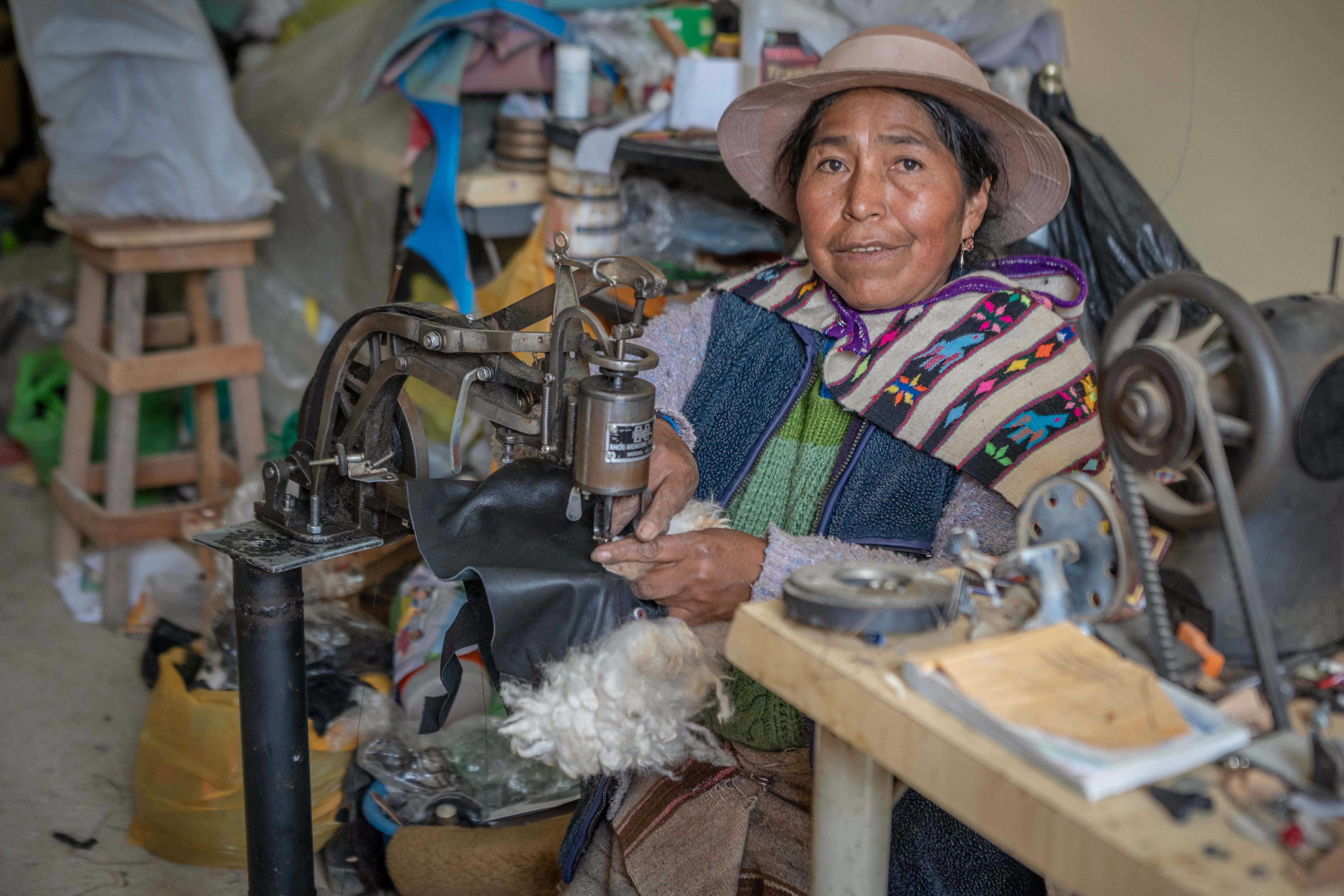 Desde la madrugada, Lucía avanza los trabajos en su taller del Cerrito de la Libertad. Foto: Lars Córdova.
