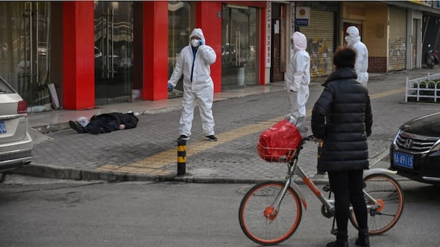 China: hombre muerto en el piso por varias horas en una calle de Wuhan, epicentro del coronavirus