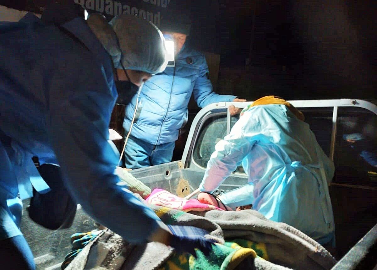 Los heridos fueron trasladados en camionetas a falta de ambulancia. Foto: Difusión.