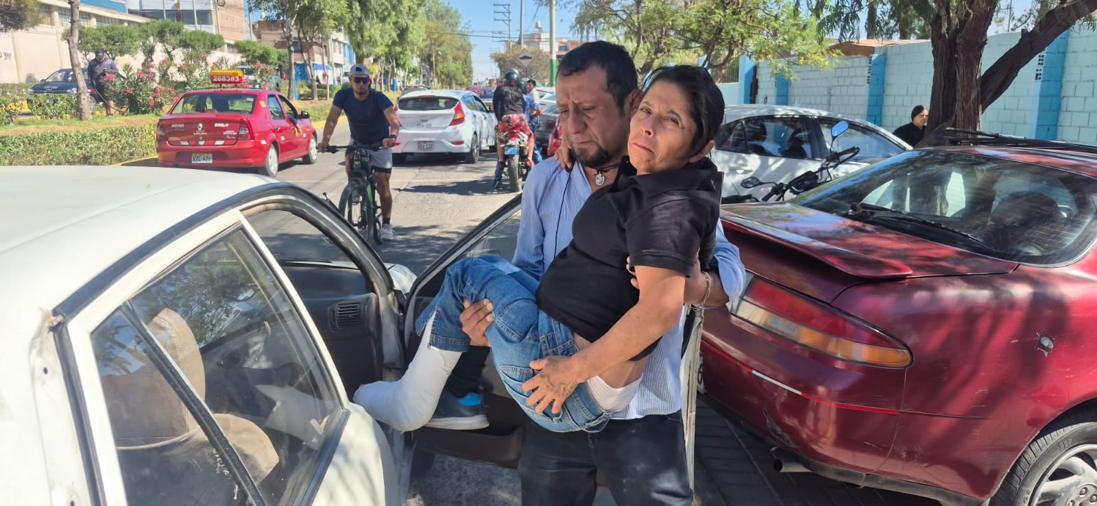 Hermano carga a mujer lesionada para que ejerza su voto en Arequipa (Foto: Pedro Torres/@photo.gec)