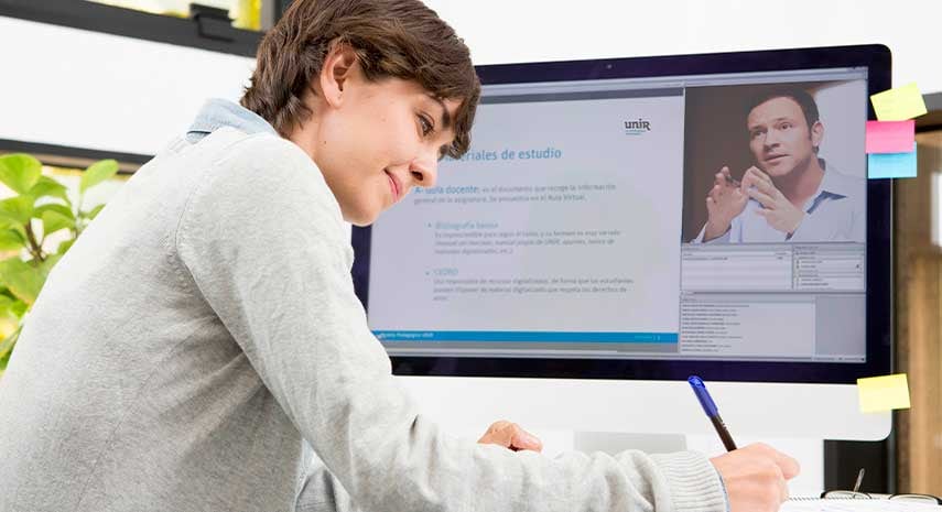Especialistas advierten que el mercado laboral evoluciona rápidamente y que los jóvenes deberán fortalecer competencias tecnológicas y humanas para mantenerse competitivos.