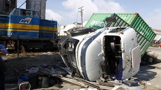 Tren impacta contra camión que transportaba un contenedor 