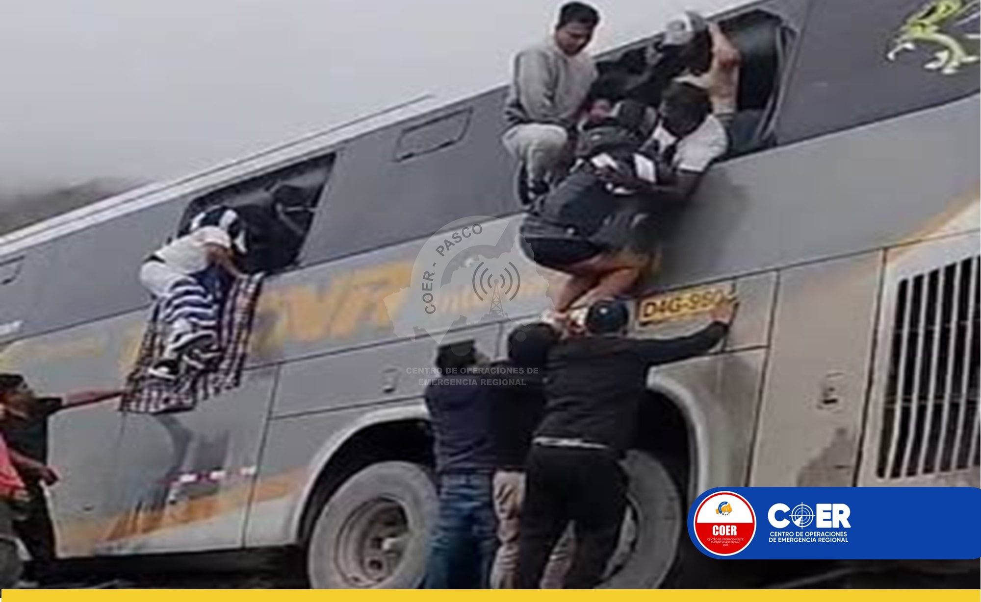 El siniestro ocurrió a la altura del kilómetro 42.5. La Policía y personal de emergencia llegaron al lugar para las diligencias y el levantamiento de cuerpos, según el COER Pasco. (Fotos: COER Pasco)