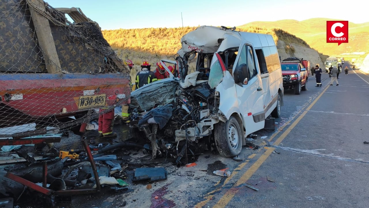 Sube a 13 los fallecidos tras choque de minivan con tráiler en la carretera Cusco - Arequipa. Foto: Diario Correo.
