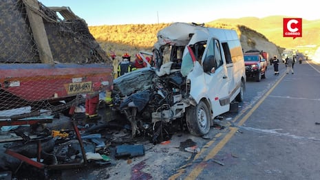 Sube a 13 los fallecidos tras choque de minivan con tráiler en la carretera Cusco - Arequipa