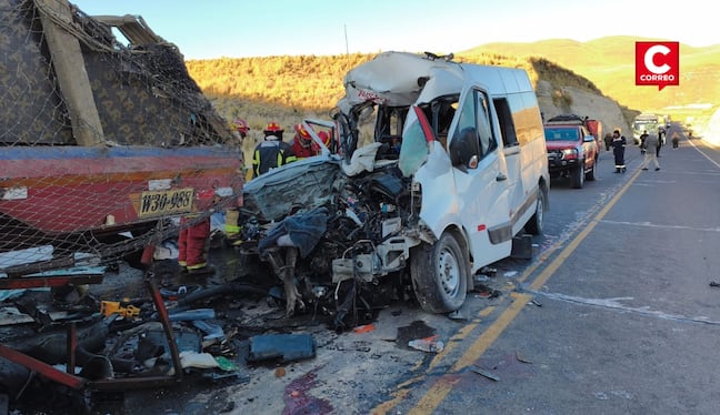 Sube a 13 los fallecidos tras choque de minivan con tráiler en la carretera Cusco - Arequipa. Foto: Diario Correo.