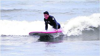 Su pasión por el surf superó sus miedos (VIDEO) 