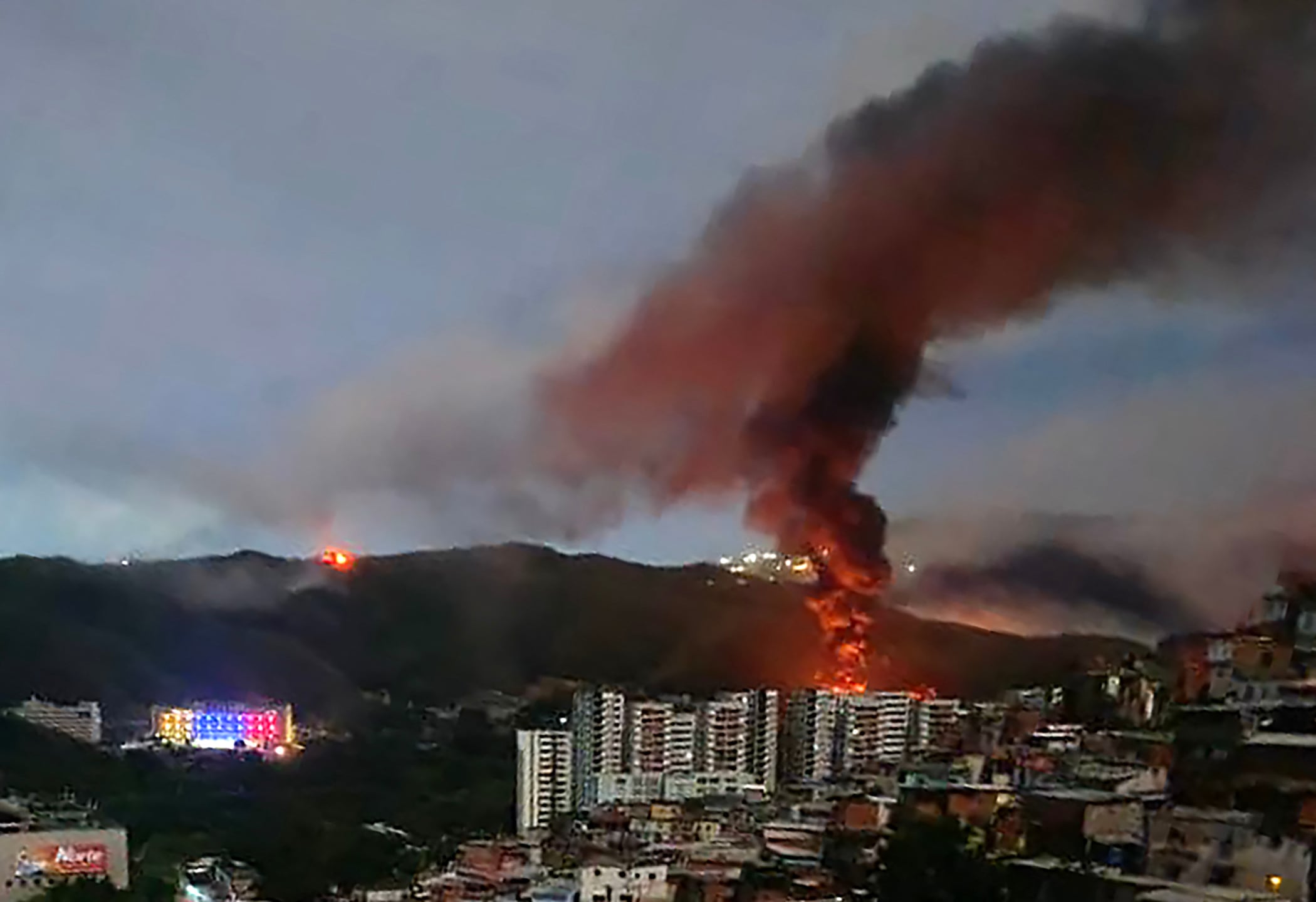 Imágenes del Fuerte Tiuna tras ataque de EE.UU. a Venezuela. (Foto: AFP)