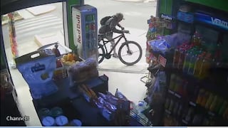 Trujillo: Delincuente roba bicicleta de exteriores de un minimarket (VIDEO)