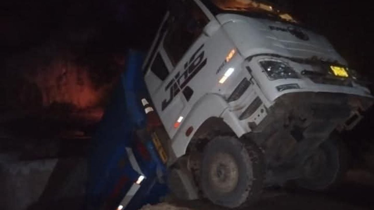 Incidente se registró cuando volquete pasaba por la vía.