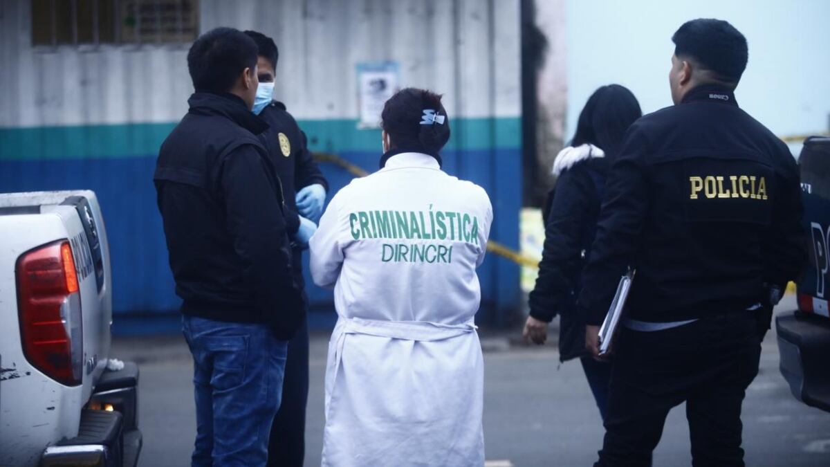 Asesinan a balazos a mototaxista en paradero en Barrios Altos