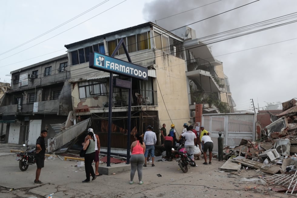 Residentes permanecen en la calle junto a varios bloques de viviendas dañados por los terremotos, en la localidad de Catia La Mar, en el estado costero de La Guaira (Venezuela) este jueves. EFE/ Ronald Pena R.