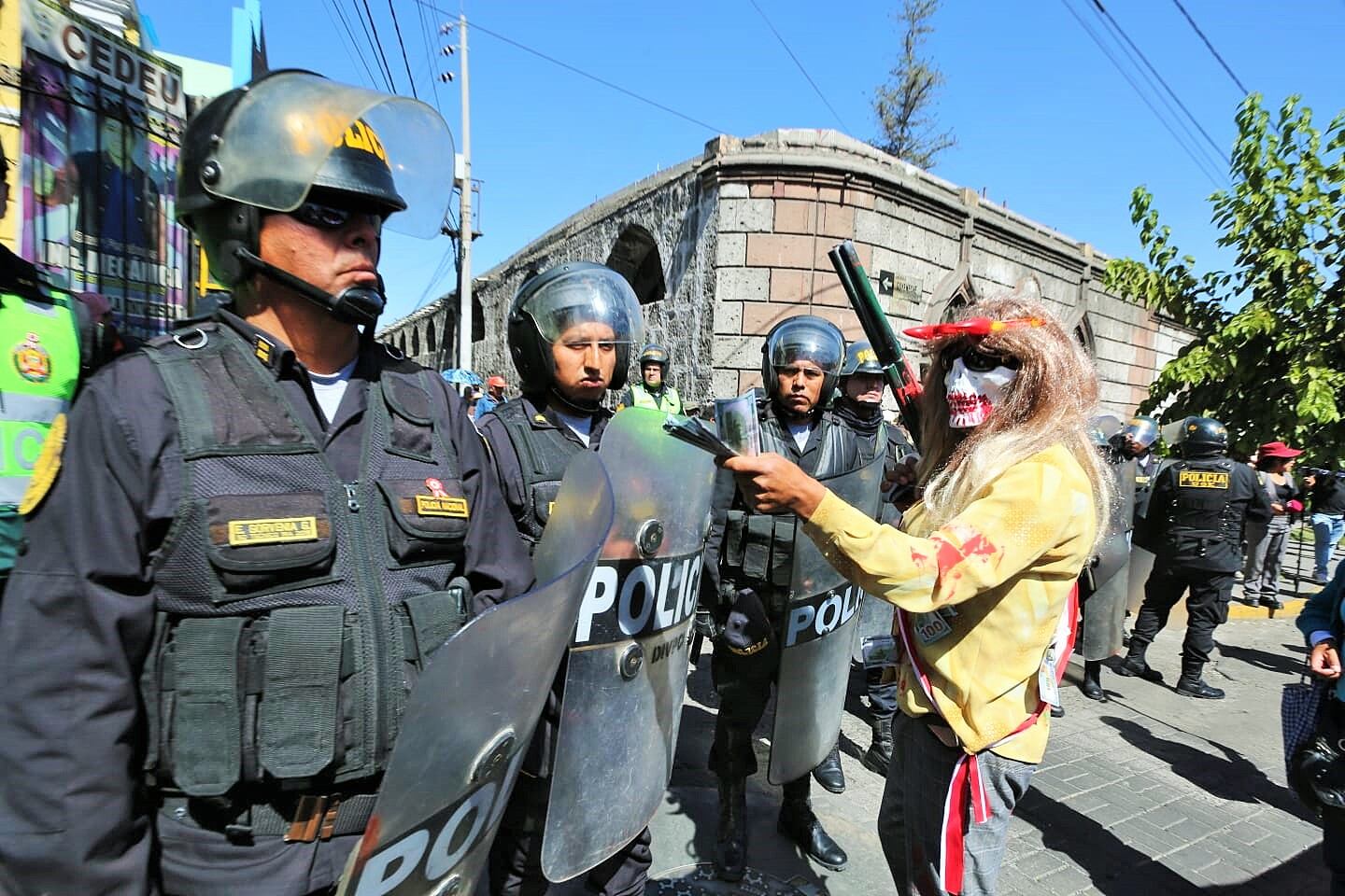 Reguardo policial en el Desfile Cívico Militar. Foto: Leonardo Cuito.