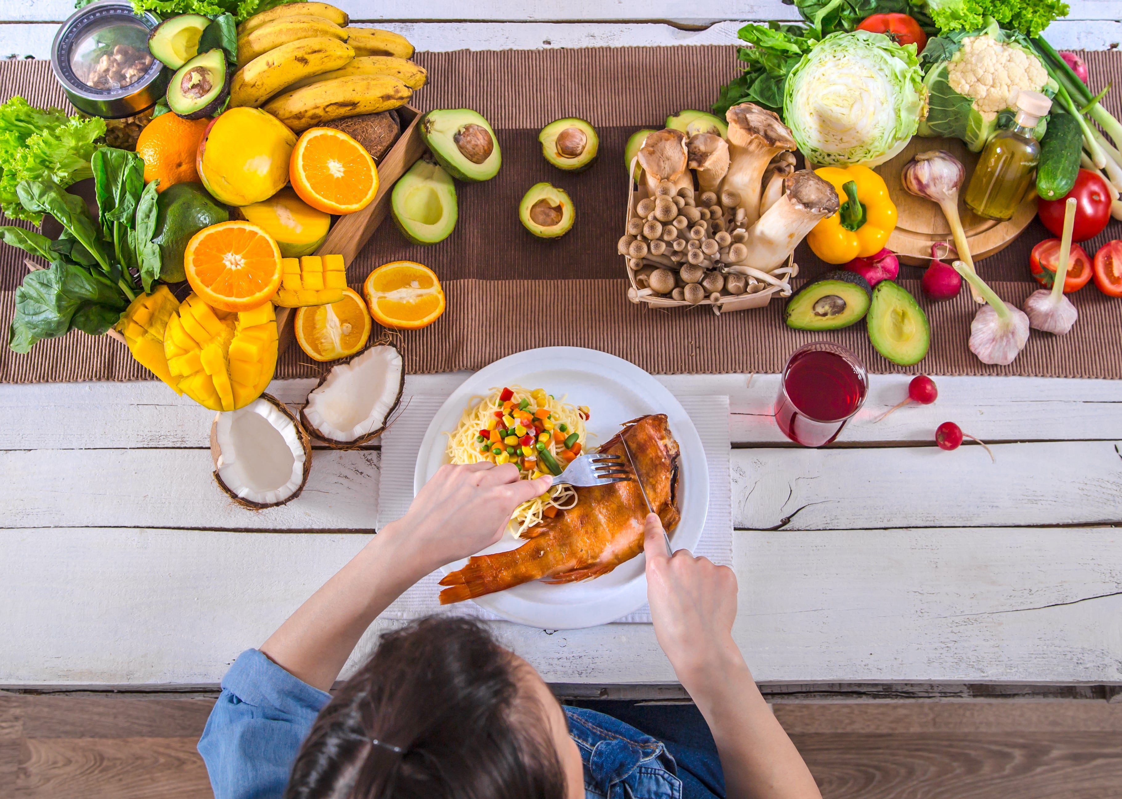 La relación entre lo que comemos y cómo pensamos o sentimos es directa. Especialistas explican cómo ciertos nutrientes influyen en la concentración, memoria y bienestar emocional.
