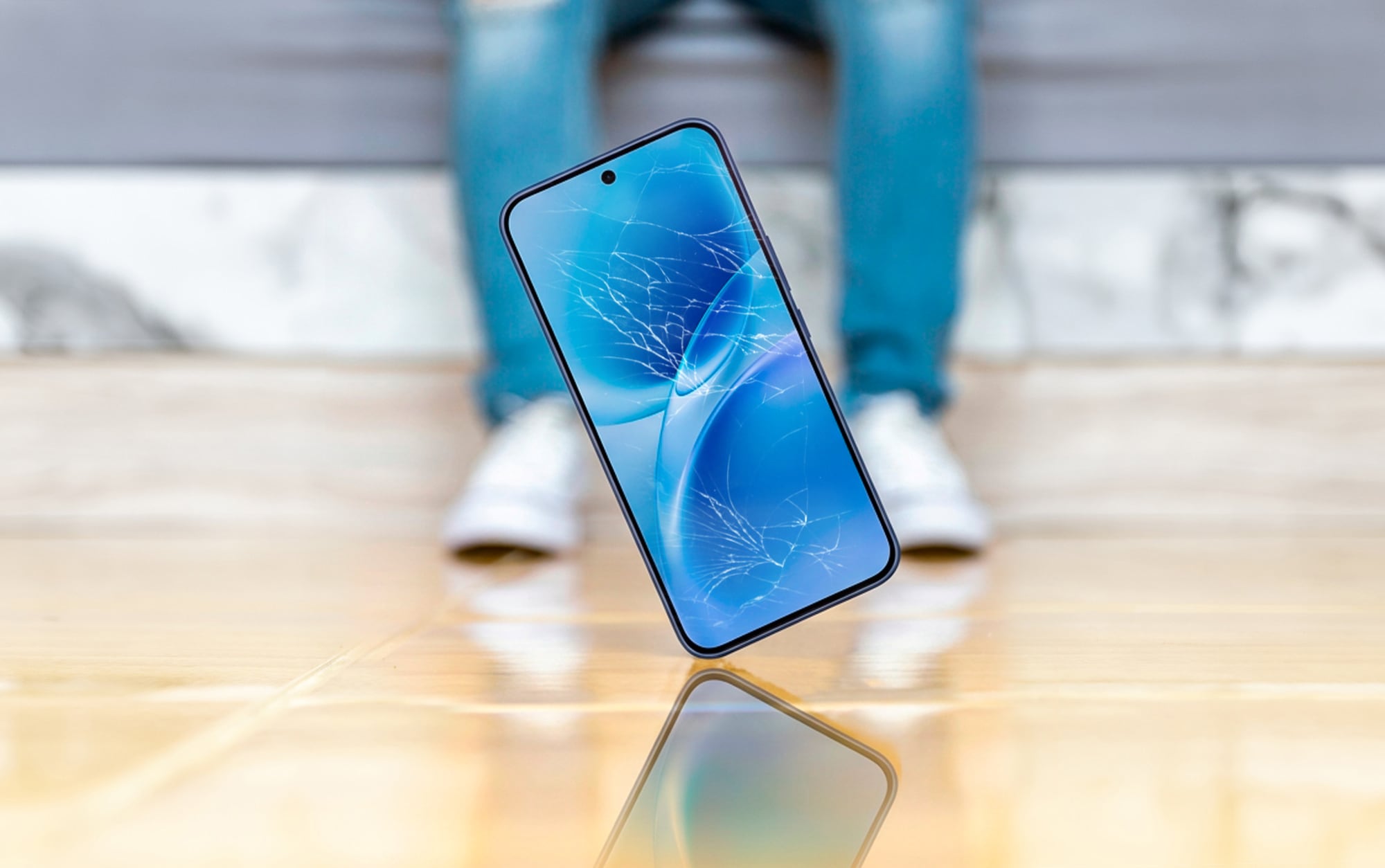 No todas las caídas provocan el mismo daño en un smartphone. El material de la pantalla, la estructura del equipo, el ángulo del impacto y las certificaciones de protección pueden marcar diferencias.