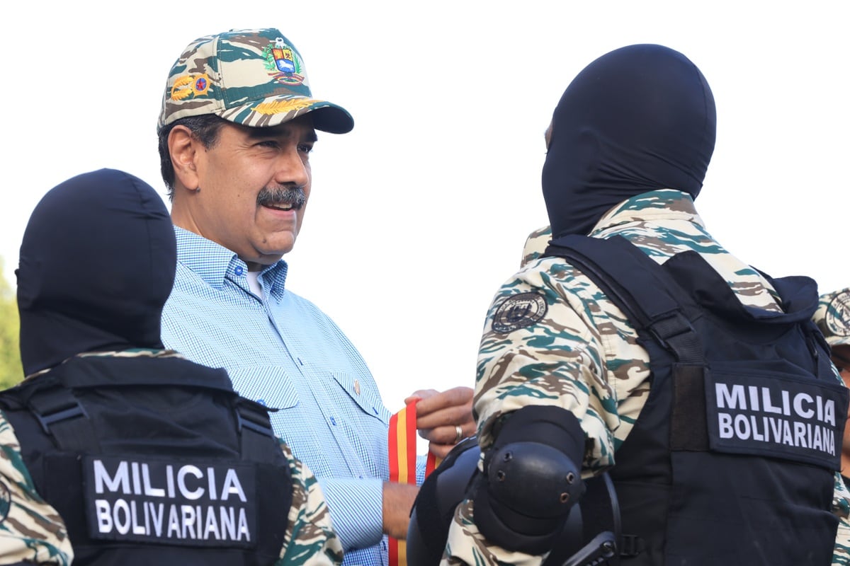 El líder chavista, Nicolás Maduro, saludando a miembros de la Milicia Bolivariana, en Caracas, Venezuela. (Foto del Palacio de Miraflores / EFE)