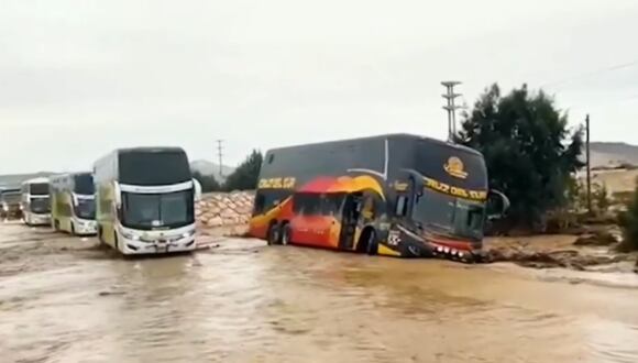 Un bus interprovincial de la empresa Cruz del Sur quedó atrapado en el kilómetro 337 de la Panamericana Sur, en Ocucaje, Ica, tras ser arrastrado por un huaico. La Policía Nacional y transportistas trabajaron para rescatar a los pasajeros, mientras que el tránsito en la zona se mantiene restringido.