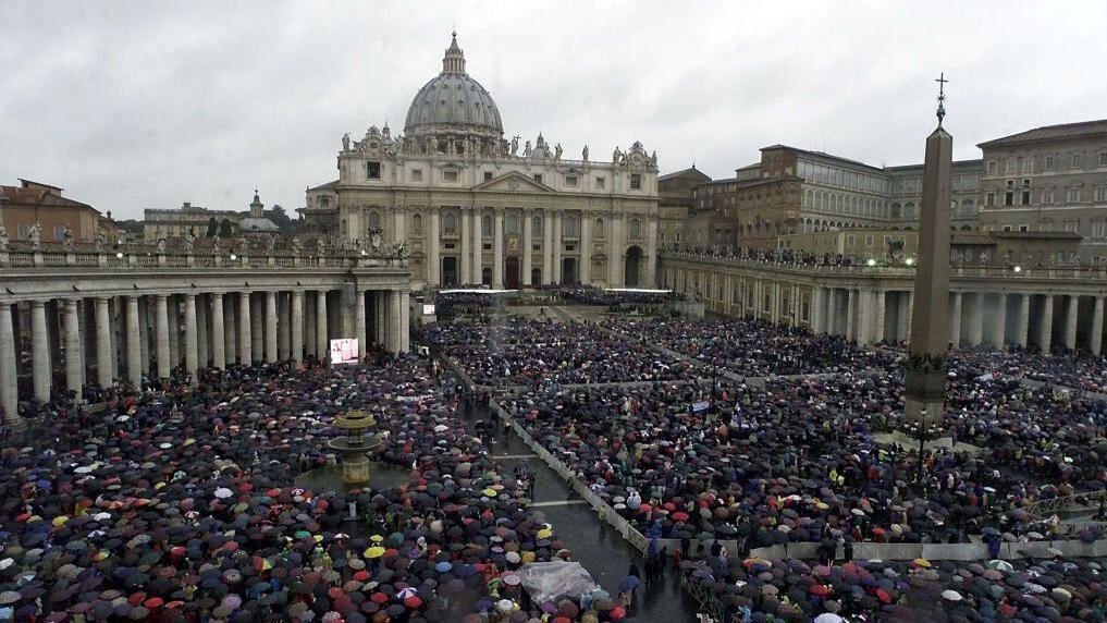 Durante los años santos se pide a los fieles viajar a Roma a visitar basílicas como San Pedro y otros santuarios.