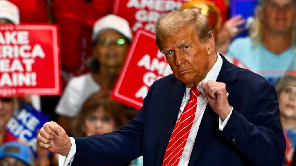 El dólar también ha experimentado un fuerte crecimiento, marcando su mayor incremento intradía desde marzo de 2020 con una subida de más del 2 % frente al euro.