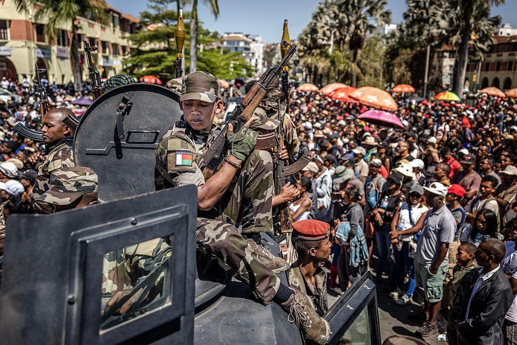 Una poderosa unidad del Ejército tomó el poder tras las manifestaciones masivas de la ‘Generación Z’. El derrocado mandatario habría huido del país luego de disolver sin éxito el Parlamento.