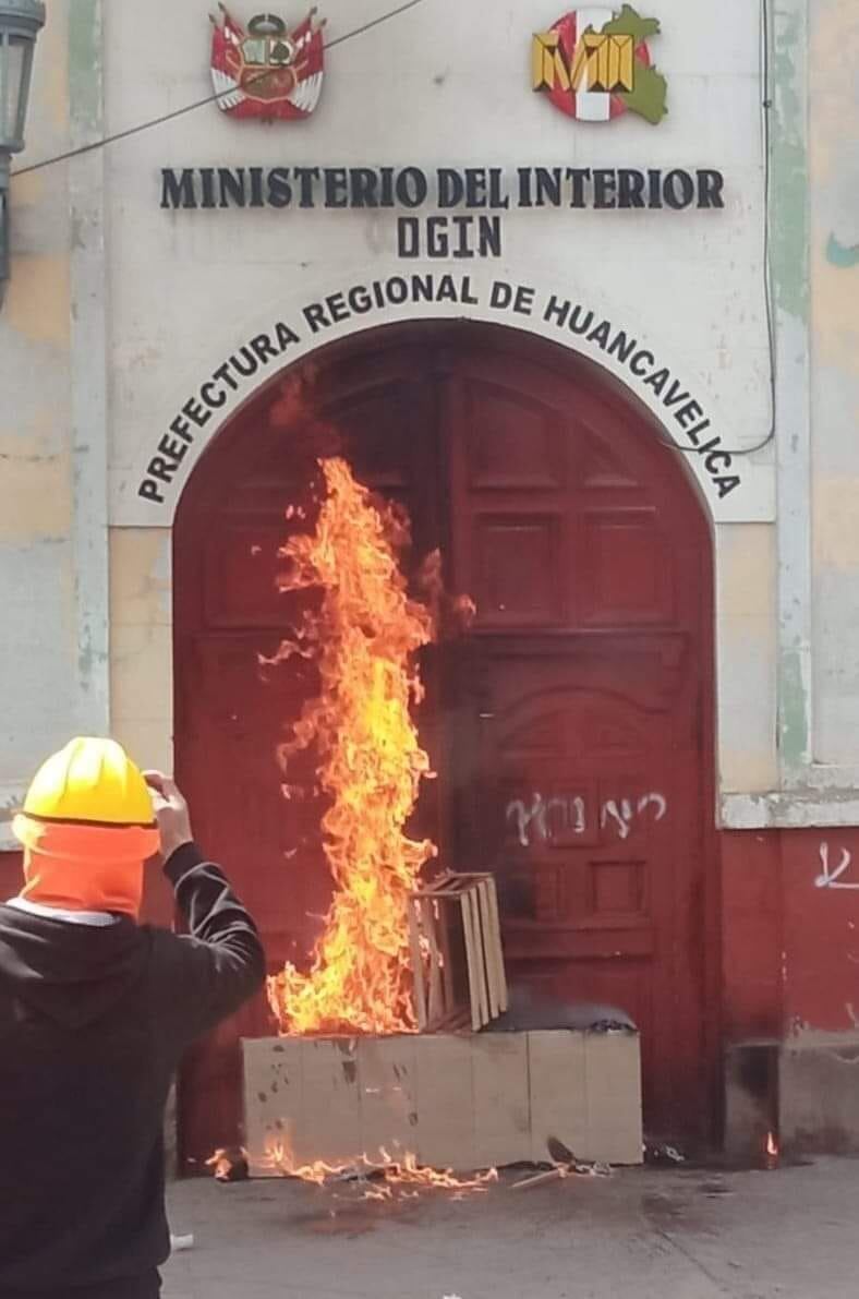 Manifestantes en Huancavelica intentaron incendiar la Prefectura durante las protestas del 19 de julio. Policía dispersó a los vándalos con gases.