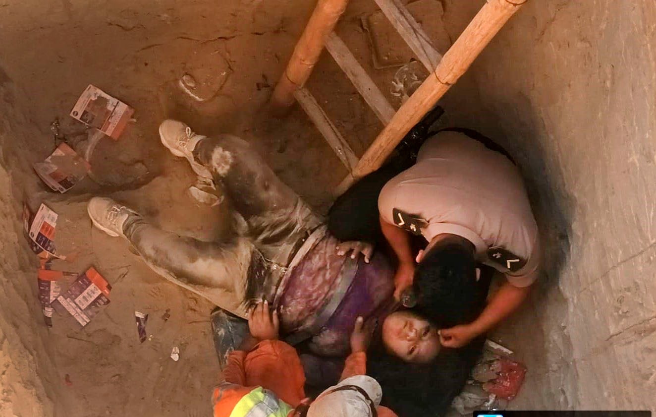 La mujer fue trasladada a un hospital después de ser rescatada del profundo pozo.