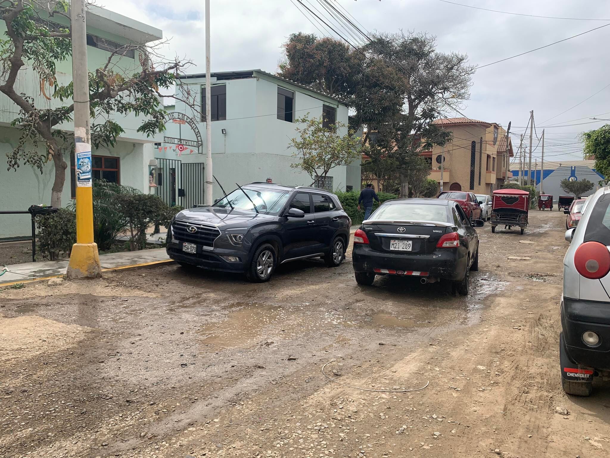 Pistas con huecos frente al Escuadrón de Emergencia afectado a los policías.