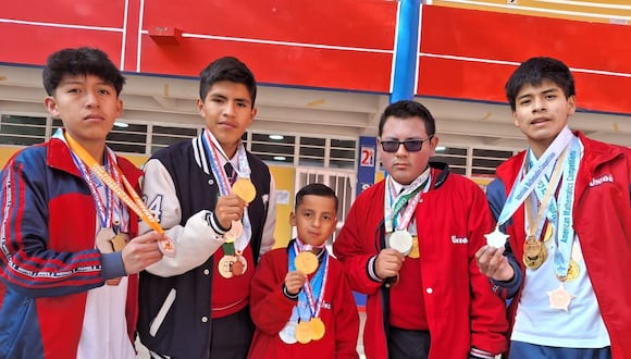 Abdiel Avendaño Ponce (10), Raúl Suárez Córdova (13), Josías Caparachín Contreras (16), Hans Valerio Váldez (15) y Adrián Aquino Valentín (15), son nuestros representantes, que lucen orgullosos las medallas ganadas en diversos concursos.