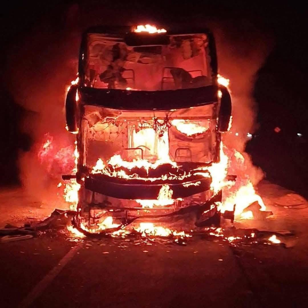 Bus de empresa Cavassa se incendia