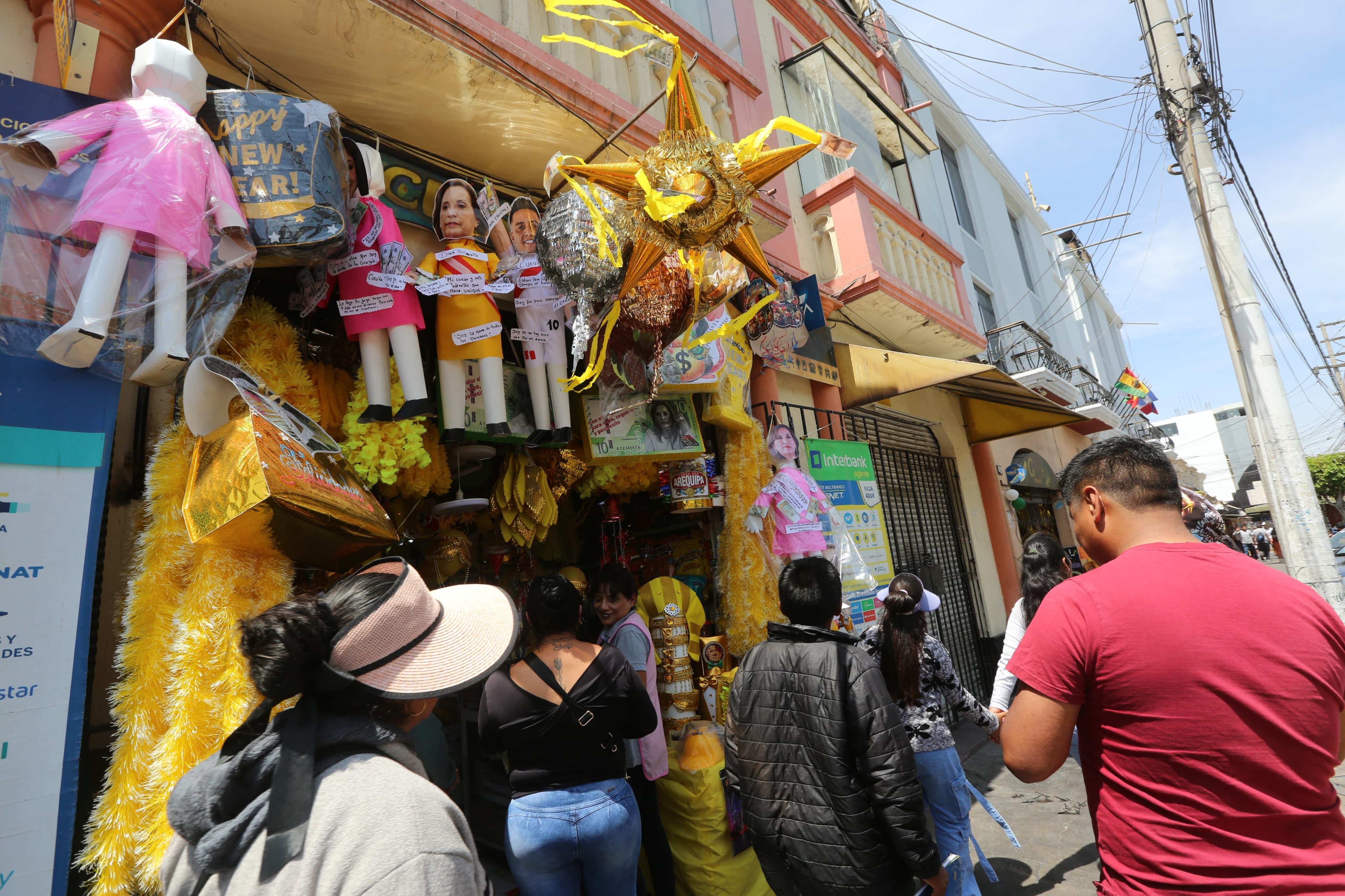 Muñecos de Dina Boluarte y otros artículo de Año Nuevo en piñatería de Arequipa. Foto: Leonardo Cuito.