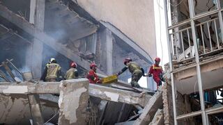 Israel ataca Teherán mientras intercepta los misiles iraníes en su territorio