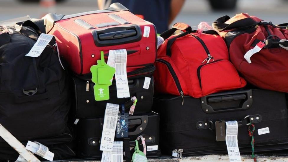 La entidad exhortó a los pasajeros a conservar el ticket de equipaje, tomar fotografías antes del viaje y reportar cualquier incidencia de inmediato. Las aerolíneas podrían recibir multas de hasta 450 UIT por infracciones a la normativa de protección al consumidor.