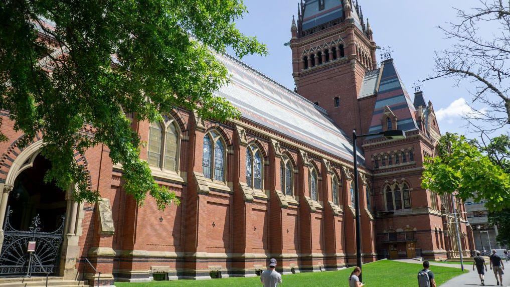 La administración de Donald Trump anunció que pondrá fin a los contratos federales con la universidad más antigua del país, alegando falta de cooperación y promoción de valores liberales. La medida podría impactar más de 100 millones de dólares en fondos.