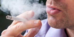 El consumo de tabaco, incluso en pequeñas cantidades, está asociado a diversos tipos de cáncer. Expertos recomiendan fortalecer la prevención mediante chequeos médicos periódicos y hábitos saludables.
