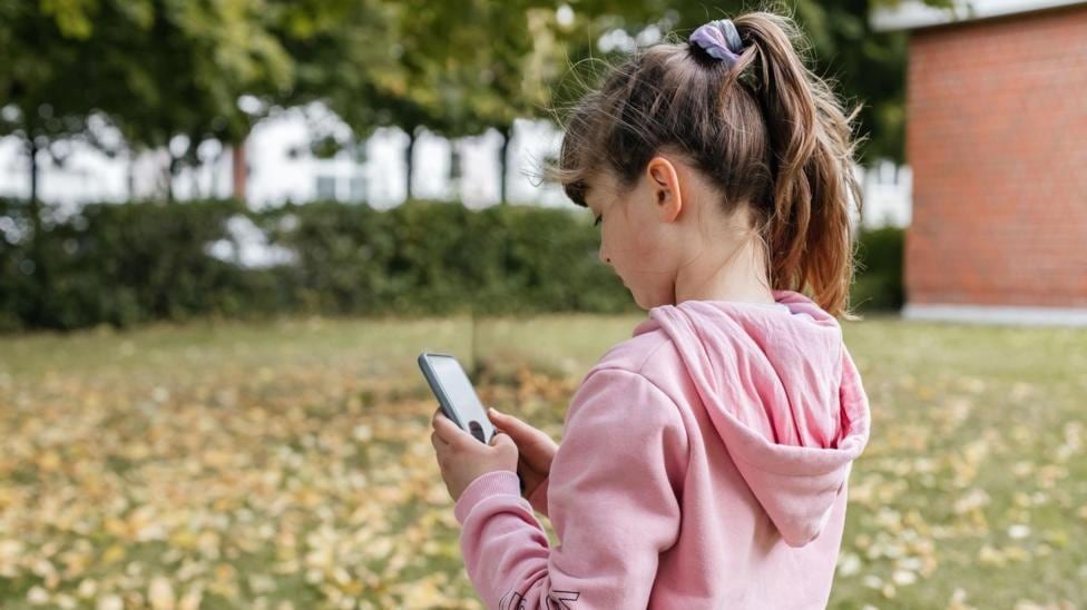 La norma será implementada de forma gradual y busca reforzar la protección de niños y adolescentes frente a los riesgos asociados al uso de las redes sociales. El presidente Emmanuel Macron calificó la medida como un avance para Europa.