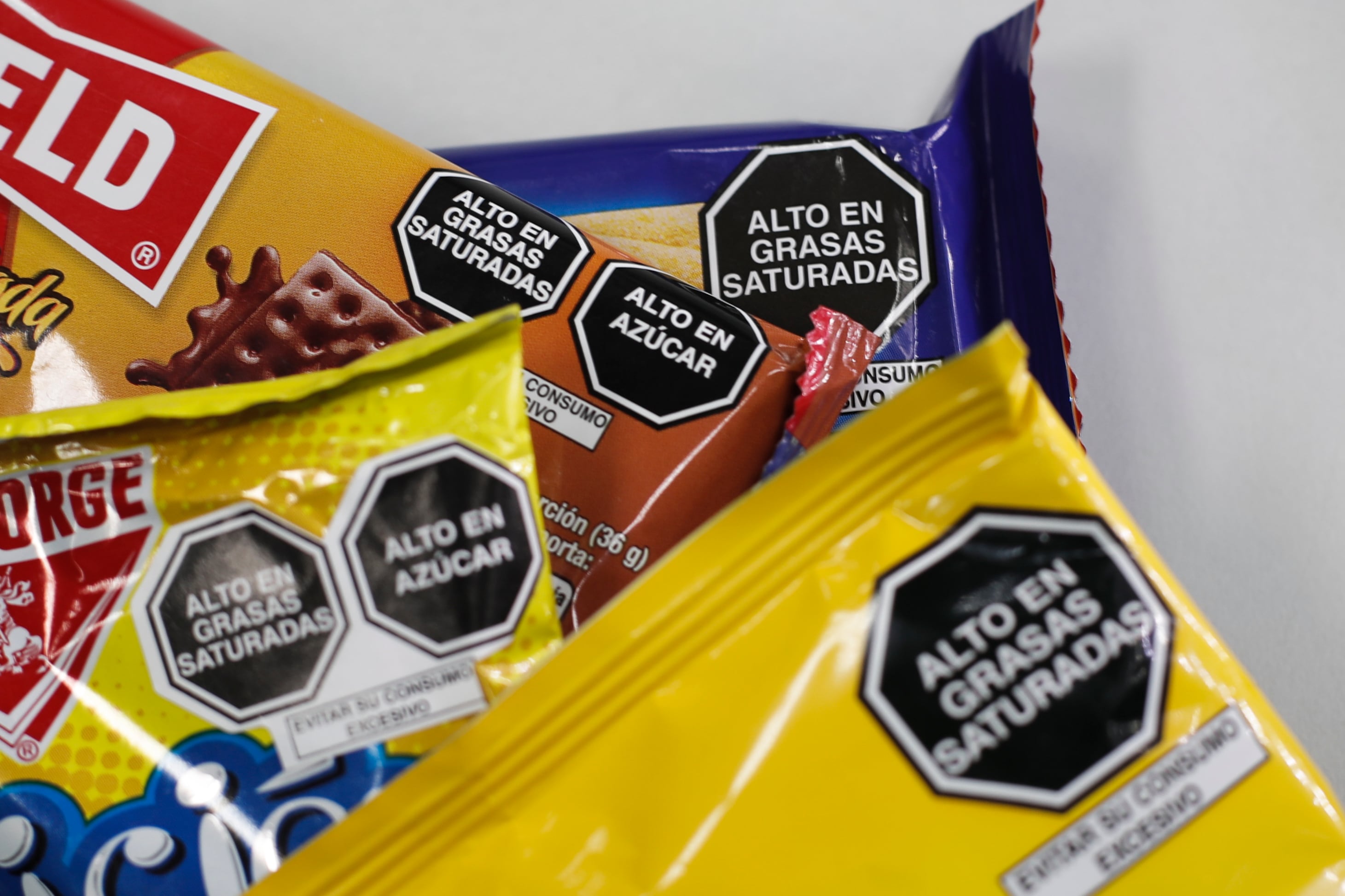 DOMINGO 16 DE JUNIO DEL 2019
Desde el lunes 17 de junio, los alimentos industrializados que se vendan en el Perú estarán obligados de llevar los octógonos de advertencia . El etiquetado permitirá conocer si el contenido en alimentos y bebidas procesados excede los parámetros de sodio, azúcar, grasas saturadas o grasas trans.
FOTOS: RENZO SALAZAR