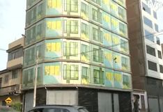 Cercado de Lima: Vecinos alertan sobre posible almacén clandestino camuflado con gigantografía en Barrios Altos