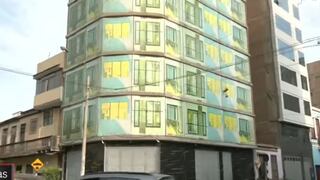 Cercado de Lima: Vecinos alertan sobre posible almacén clandestino camuflado con gigantografía en Barrios Altos