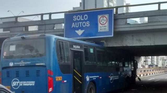 ​Corredor Azul: Bus se empotró contra puente en la avenida Brasil