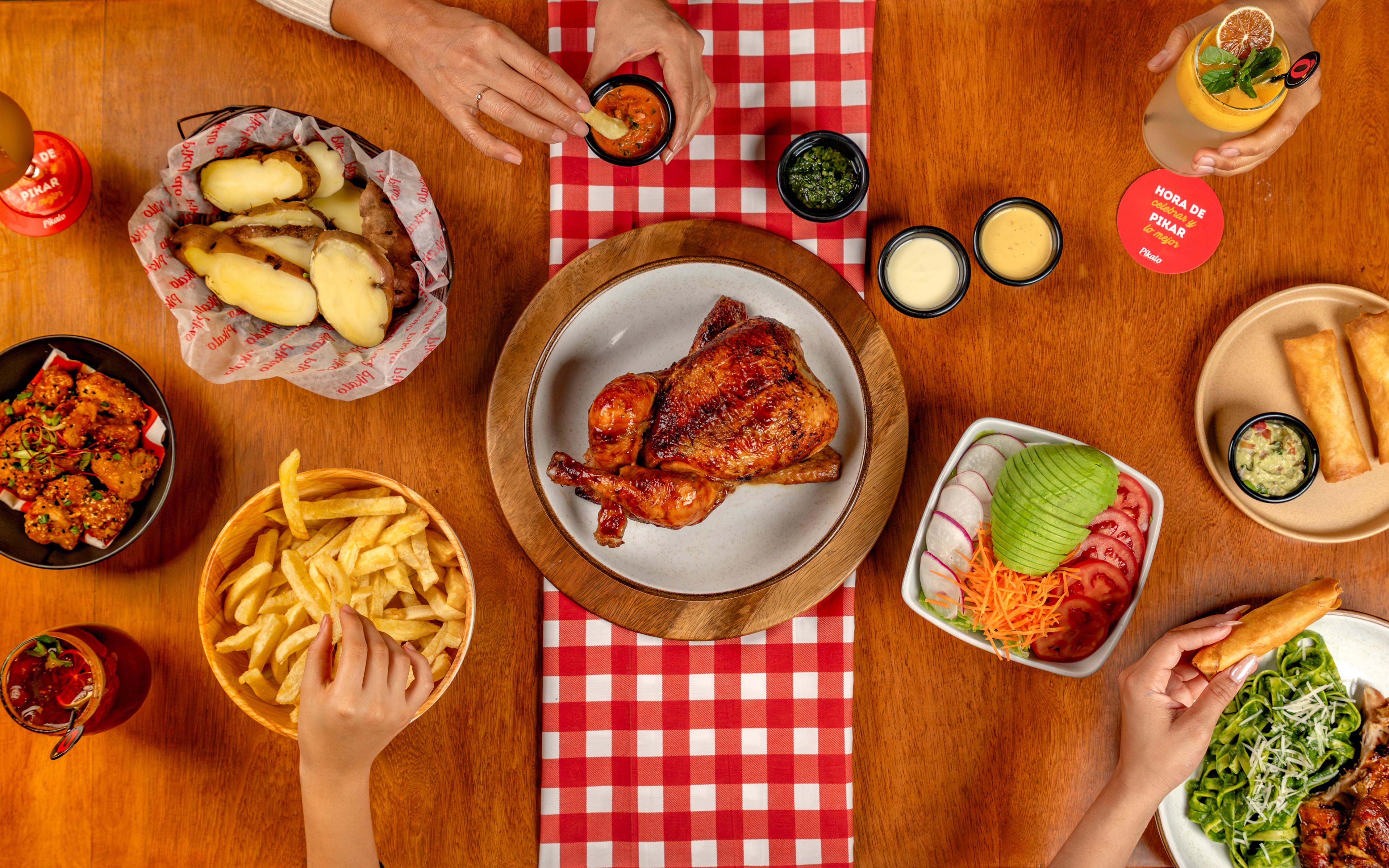Con motivo de una de las fechas más importantes para las pollerías del país, Píkalo presentó nuevos platos elaborados con pollo a la leña y promociones dirigidas al público familiar.