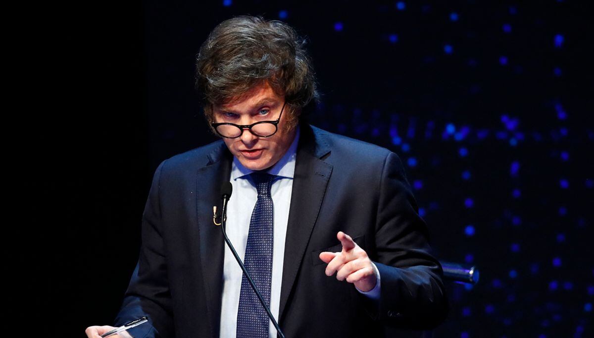 El valor del dólar en el mercado oficial, controlado por el gobierno, se mantuvo el lunes en 365 pesos. | Foto: AGUSTIN MARCARIAN / AFP